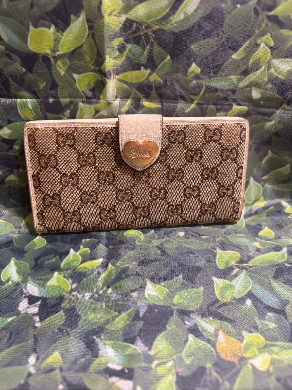Gucci Beige Brown GG Supreme Heart-Emblem Continental Wallet